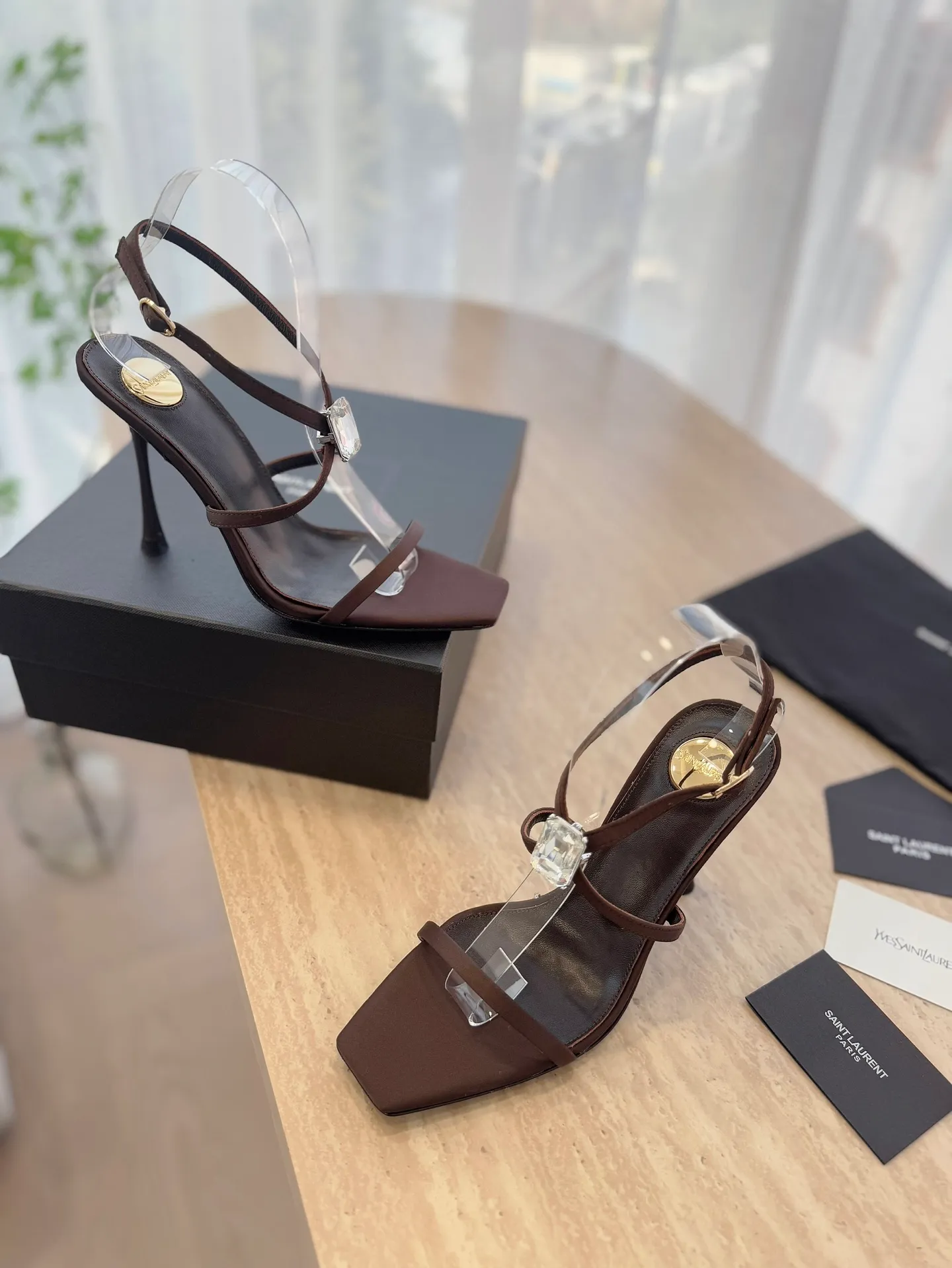 👟👟Ex-factory price 520👟👟 High version "SAINT LAUREN*" Saint Laurent YSL 25ss/spring and summer new catwalk style large rhinestone high-heeled shoes and sandals. Only YSL understands women's hearts best and does not accept refutation. It is a super invincible feminine artifact and a must-have for women (z-product full-body customization, own molded hardware accessories, perfect consistency). Compare the differences between pictures and goods on the market. ✔Upper: Customized imported calf patent leather/silk ✔Lining: Imported 🐑sheep leather ✔Sole: Imported genuine leather outsole ✔Heel height: 10.5cm ✔Number of yards: 35-39 (40 can be customized and non-returnable) (Full set of packaging)